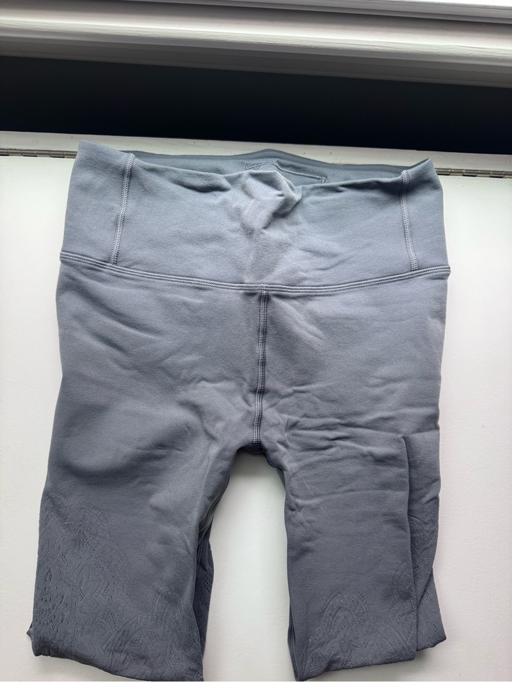 Lululemon blue/gray leggings with detail